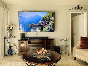 Televisión, videojuegos, reproductor de DVD y libros 
