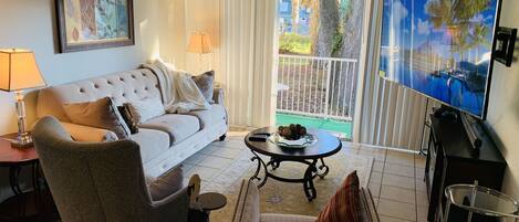 TV, videogames, DVD player, livros