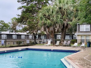 Outdoor pool - Luxury 2bedroom condo. Walk from FSU Dock Stadium (Tallahassee)