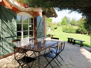 Outdoor dining - Wonderful private villa for 10 people with WIFI, private pool, TV, terrace and pets allowed (Capriglio)