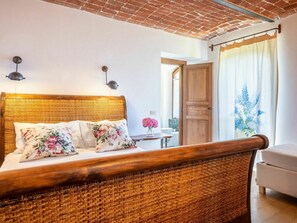 5 bedrooms, travel crib, free WiFi