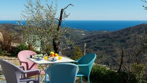 Una mesa con sillas y vistas al mar.