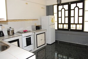 Micro-ondes, four, cuiseur de riz, mixeur