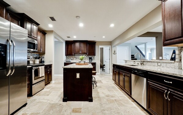 Fridge, microwave, oven, stovetop - Tropical Highlands - 6 BEDROOMS/3 Bathroom/2 King Masters/3800 sf/Large Htd Pool (Bradenton)