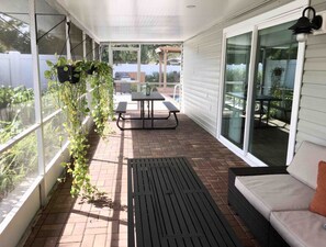 Outdoor dining - Tropical Highlands - 6 BEDROOMS/3 Bathroom/2 King Masters/3800 sf/Large Htd Pool (Bradenton)