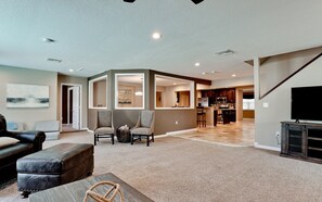 Smart TV, fireplace - Tropical Highlands - 6 BEDROOMS/3 Bathroom/2 King Masters/3800 sf/Large Htd Pool (Bradenton)