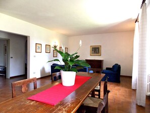 Dining - Cosy apartment in villa for 6 guests with WIFI, pool, TV and panoramic view (Scarperia)