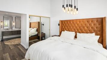 2 bedrooms, in-room safe, desk, iron/ironing board