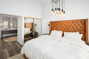 2 bedrooms, in-room safe, desk, iron/ironing board