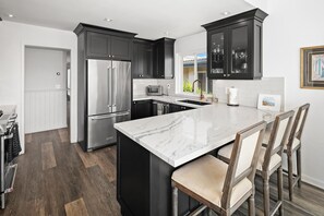 Fridge, microwave, oven, stovetop - DEL MAR RETREAT & OCEAN VIEW! Walk to the beach! (Solana Beach)