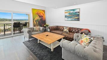 TV, fireplace, Netflix, Hulu