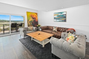 TV, fireplace, Netflix, Hulu - DEL MAR RETREAT & OCEAN VIEW! Walk to the beach! (Solana Beach)
