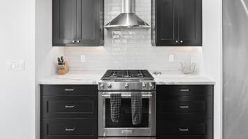 Een koelkast, een microgolfoven, een oven, een kookplaat