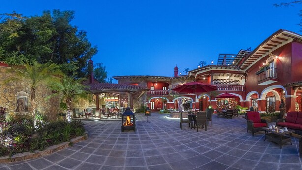 A spacious courtyard with outdoor seating and a fire feature. - Hotel Boutique & Spa Casa Colorada (Patzcuaro)