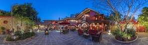 A spacious courtyard with outdoor seating and a fire feature. - Hotel Boutique & Spa Casa Colorada (Patzcuaro)