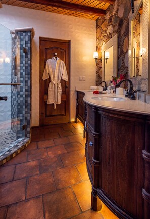Suite – president (Master Suite) | Bad | Dusj, hårføner, badekåper og tøfler