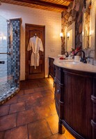 Suite presidencial (Master Suite) | Baño | Ducha, secador de pelo, albornoces y zapatillas