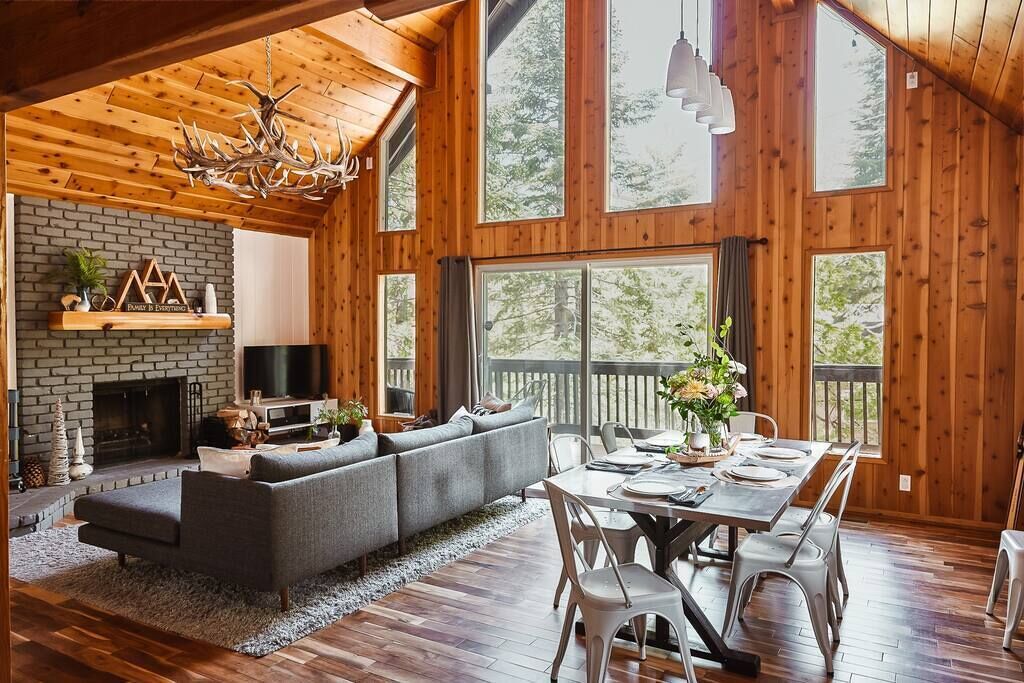 Älytelevisio, takka, DVD-soitin, kirjoja