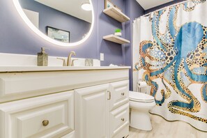 Ensemble douche/baignoire, sèche-cheveux, serviettes fournies, savon