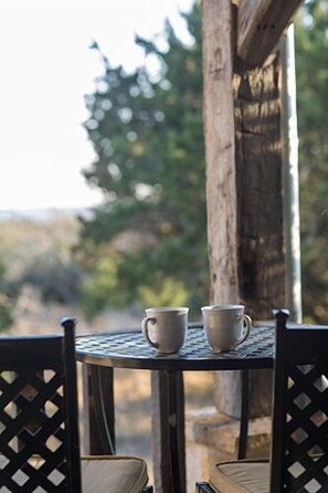 Outdoor dining - Bird Point Cabin | Close to Town | Beautiful Setting | Hot Tub (Fredericksburg)