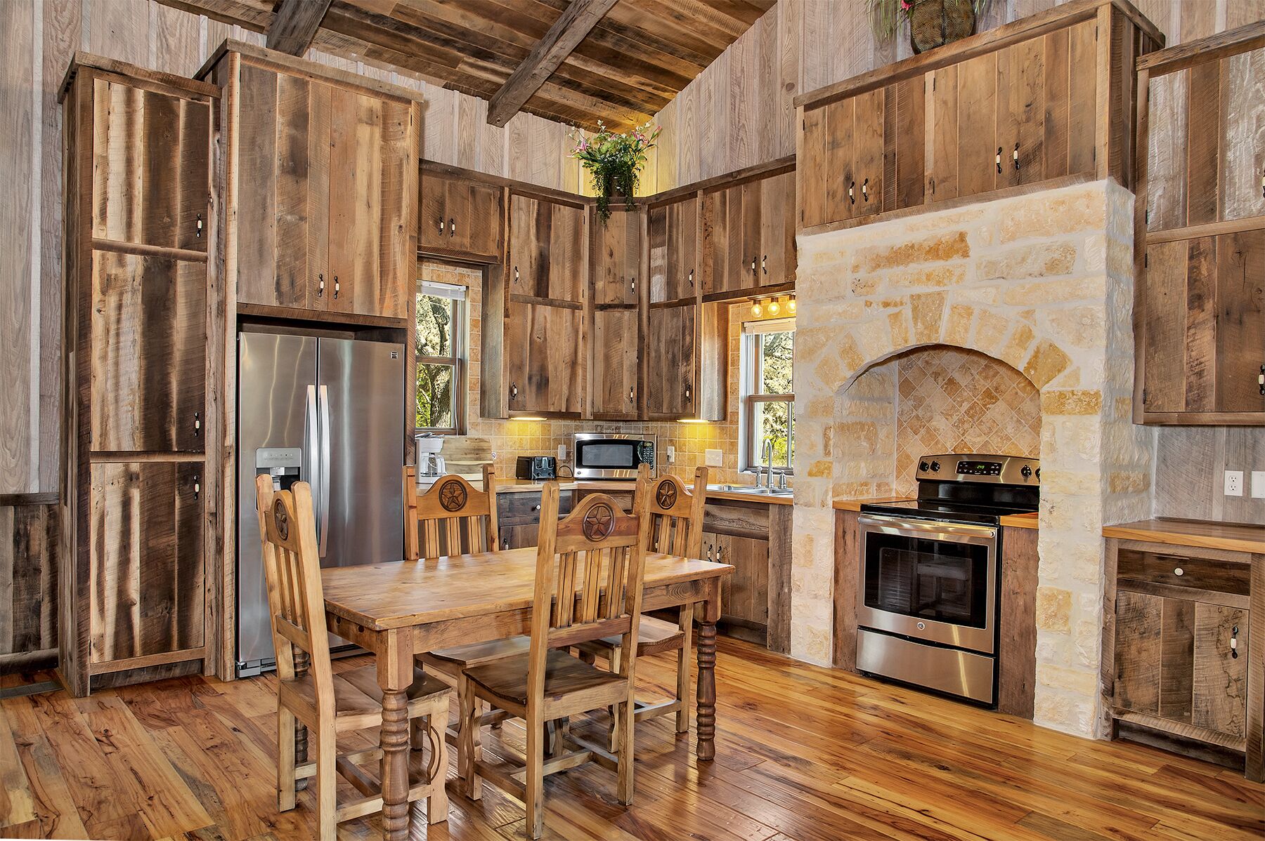 冰箱、微波炉、烤箱、炉灶