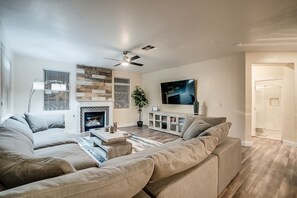 Una Smart TV, una chimenea, videojuegos, un futbolín