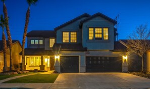 Exterior - Amazing 5 Bed / 4 Bath Residence with Pool / Spa (Henderson)