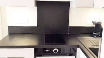 Réfrigérateur, batterie de cuisine, vaisselle et ustensiles