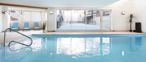 Una piscina cubierta