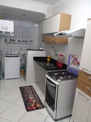 Geladeira, micro-ondas, cooktop, cafeteira/chaleira