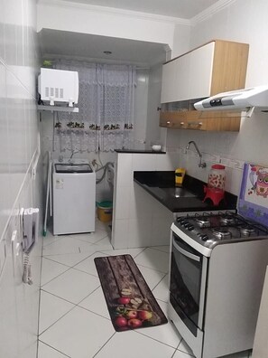 Kühlschrank, Mikrowelle, Herdplatte, Wasserkocher mit Kaffee-/Teezubehör