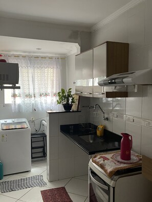 Geladeira, micro-ondas, cooktop, cafeteira/chaleira