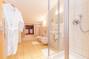 Badewanne, Haartrockner, Bidet, Handtücher