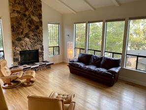 Smart TV, fireplace, computer monitors - Spacious Comfy Renovated 4 BR 3 bath, quiet location, convenient to 101/280 (Belmont)