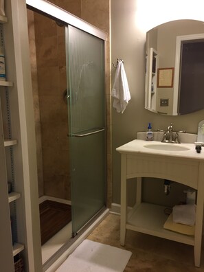 Bathroom - Masters rental with option to buy 4 Wednesday practice day tickets (North Augusta)