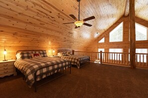 3 bedrooms, travel cot, WiFi, bed sheets - White Moose Cabin, Hot Tub, 22 Miles to Yellowstone (Island Park)