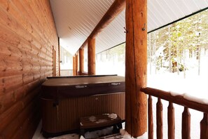 Outdoor spa tub - White Moose Cabin, Hot Tub, 22 Miles to Yellowstone (Island Park)