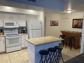 Een koelkast, een magnetron, een oven, een kookplaat