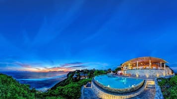 Een binnenzwembad, een buitenzwembad