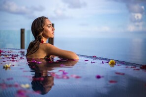 Una piscina cubierta, una piscina al aire libre