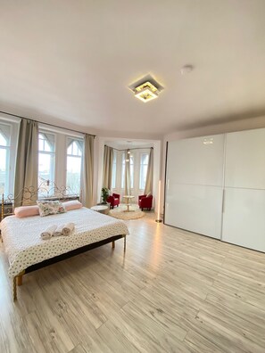 2 bedrooms, desk, iron/ironing board, free WiFi