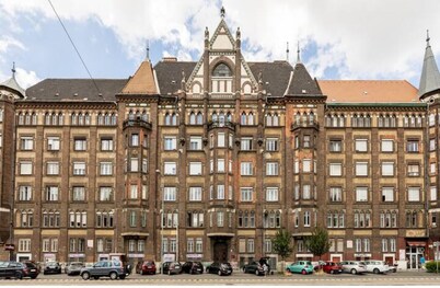 Spacious 158m² Apartment • Balcony • 2 Bathrooms • Modern Kitchen • 30m to Metro