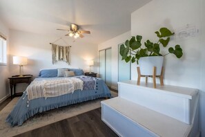 2 bedrooms, desk, iron/ironing board, travel crib