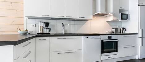 Geladeira, micro-ondas, lava-louças