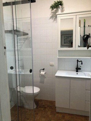 Shower, hair dryer, towels, soap - The Fisherman’s Shack (The Entrance)