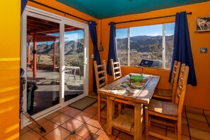 Dining - Chucks cabin Joshua Tree region, your desert Oasis (TWENTYNIN PLAMs)