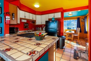 Kylskåp, mikrovågsugn, ugn och spishäll