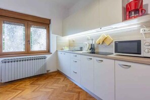 Refrigerador, microondas, placa de cocina, tostadora