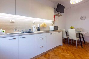 Refrigerador, microondas, placa de cocina, tostadora
