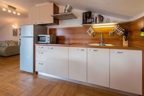 Fridge, microwave, stovetop, coffee/tea maker - Holiday apartment mit Klimaanlage und Meerblick (Crikvenica)